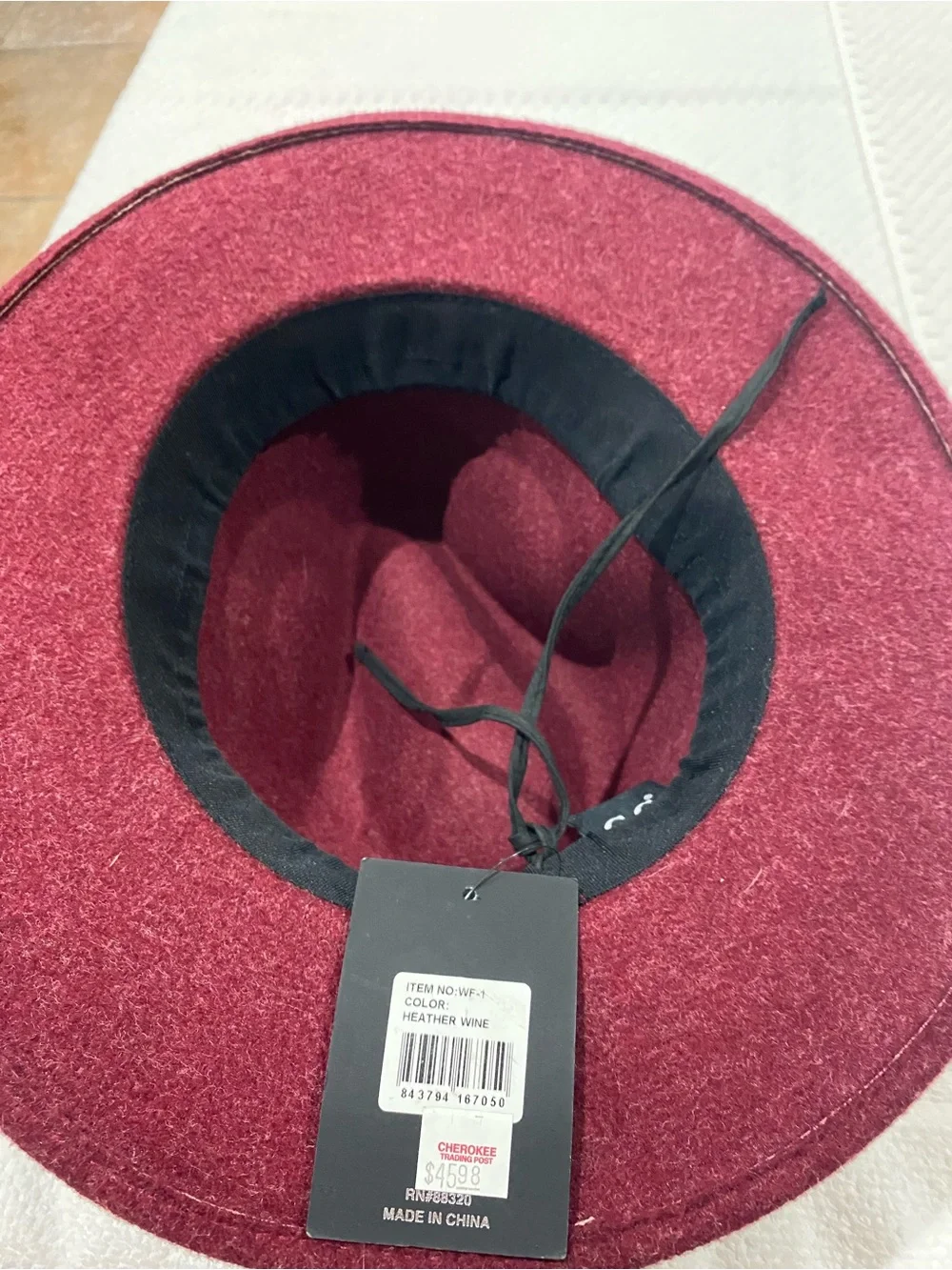 Cherokee Burgundy Felt Fedora with Gold Chain Trimu